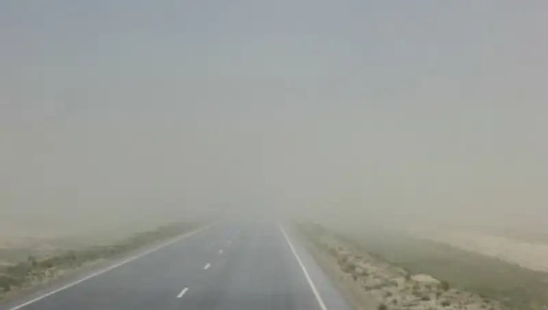 На юге - пыльная буря, на севере - туман