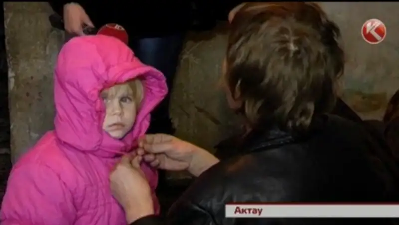 В Актау детей, которые жили в нищете среди тараканов, забрали у родителей