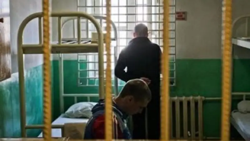 В СИЗО Алматы четырежды судимый осужденный нанес себе увечья