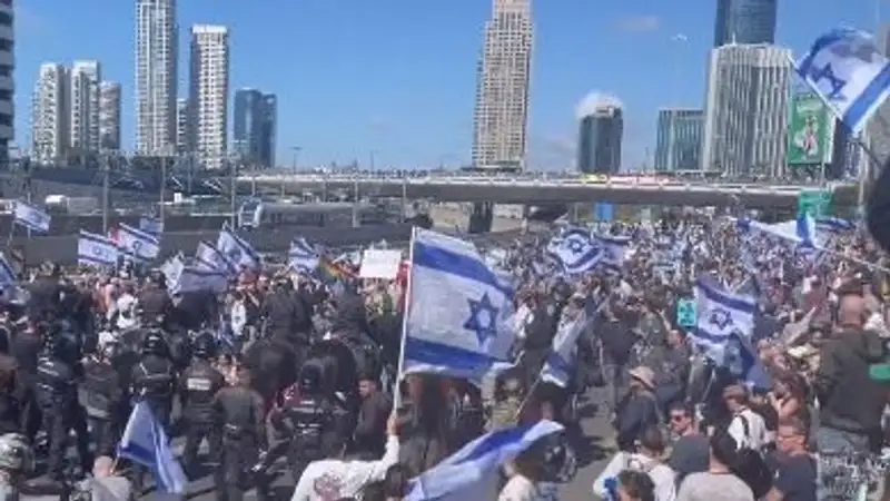 В Израиле митинг перерос в столкновения полицейских и протестующих