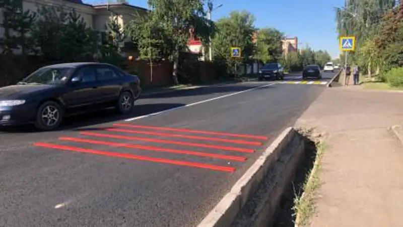 Красные шумовые полосы появились перед пешеходными переходами в Нур-Султане