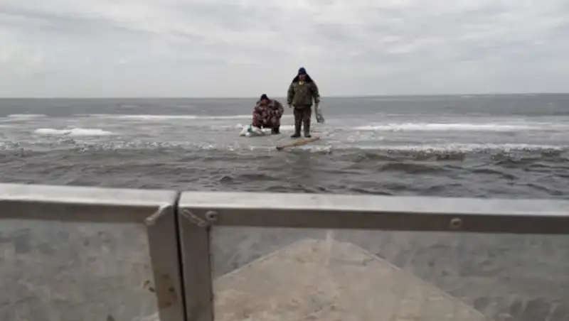 В СКО спасли рыбаков с дрейфующей льдины