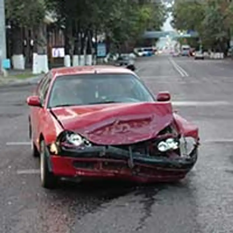 Тойота, водитель которой уснул за рулем, врезалась в Мерседес, купленный 3 дня назад (фото), фото - Новости Zakon.kz от 19.09.2013 18:44