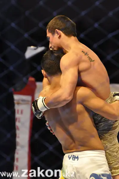 «Атилле» пришла «Смерть». Емельяненко выиграл в Алматы 18 бой в карьере (фото) «Атилле» пришла «Смерть». Емельяненко выиграл в Алматы 18 бой в карьере (фото), фото - Новости Zakon.kz от 22.12.2011 19:31