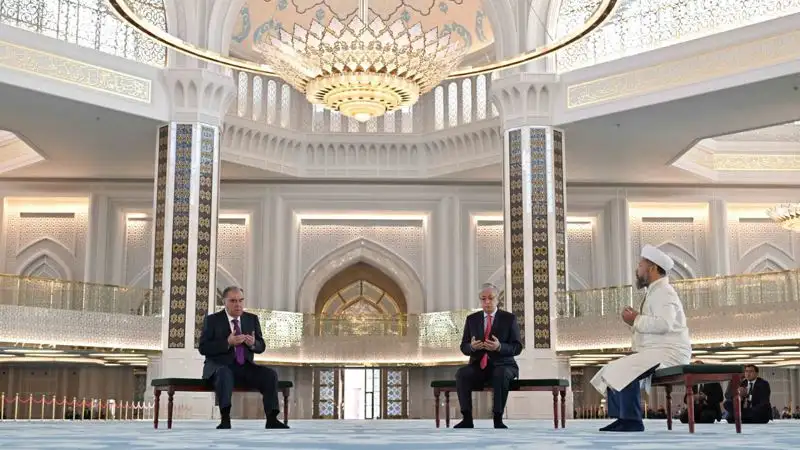 Токаев и Рахмон посетили главную мечеть Астаны, фото - Новости Zakon.kz от 26.08.2023 12:40