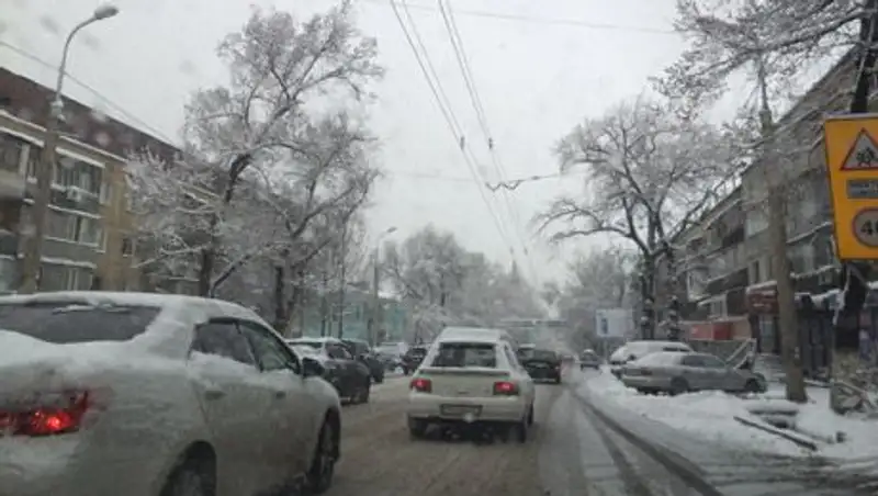 Утро для алматинцев началось сегодня так