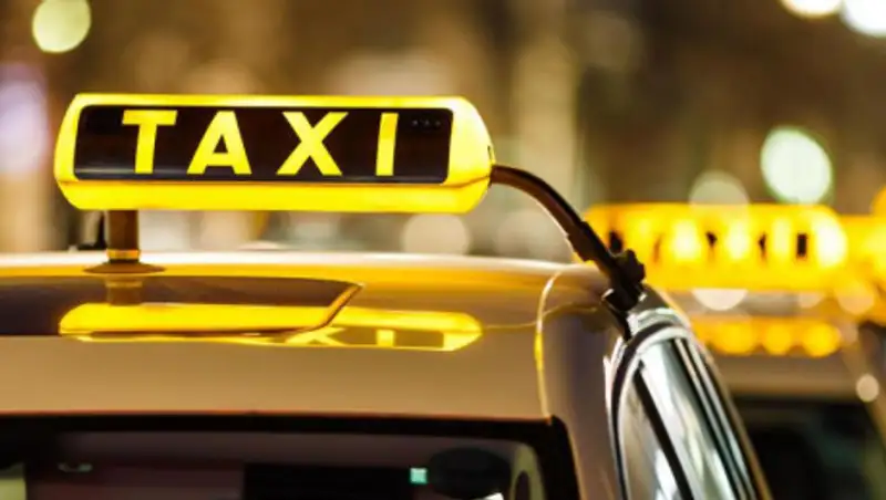Таксист отнял у женщины паспорт, деньги и сбил ее