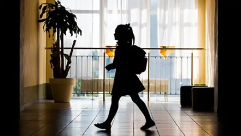 Учительница отрезала школьнице волосы во время урока