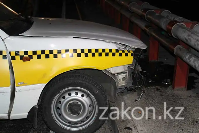 Две машины такси протаранил пьяный водитель Мерседеса в Алматы (фото) Две машины такси протаранил пьяный водитель Мерседеса в Алматы (фото), фото - Новости Zakon.kz от 18.11.2013 20:48