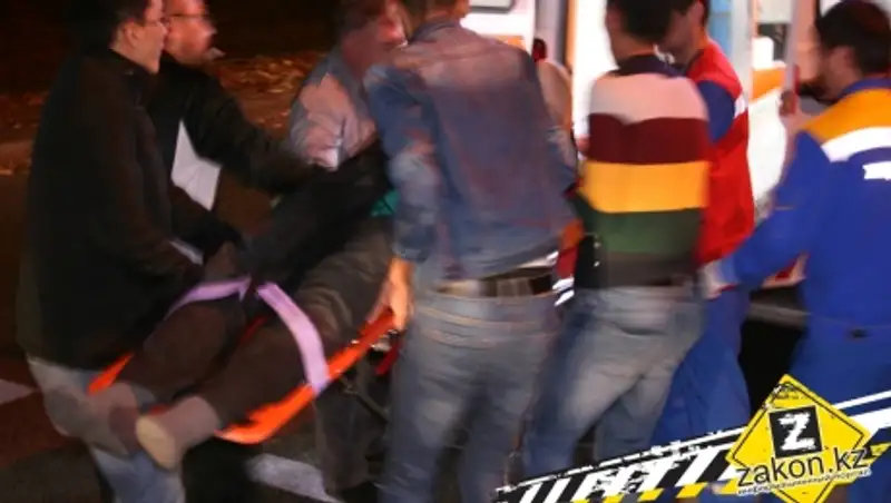 Пешеход угодил под мопед в Алматы, мопедист с пассажиркой едва не попали под машину