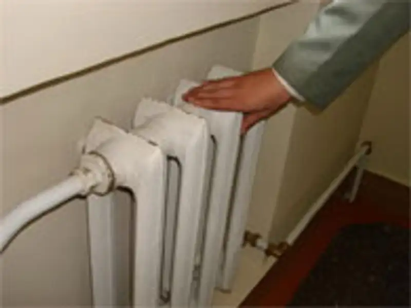 Жители нескольких многоэтажных домов Алматы остались без теплоснабжения и горячей воды