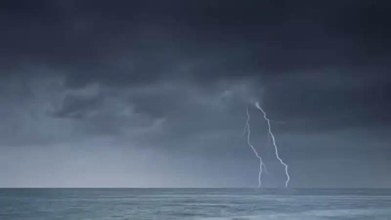 Что делать при грозе, рассказали спасатели