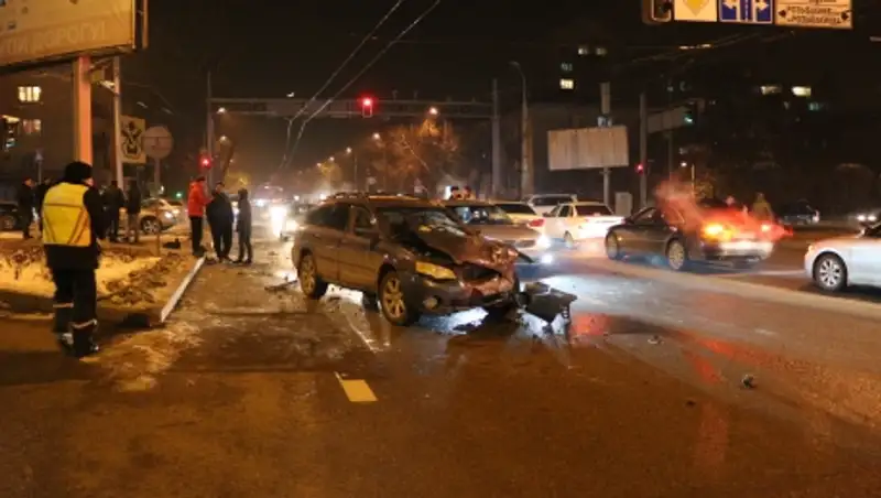 В Алматы произошло лобовое столкновение Subaru и Toyota