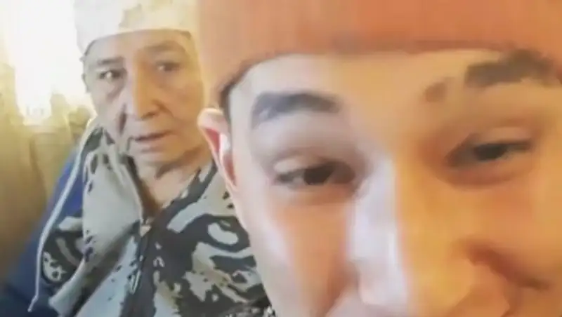 Алматинский рэпер исполнил трек вместе с бабушкой