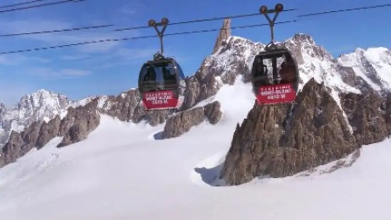 На канатной дороге во Франции застряли до утра десятки пассажиров