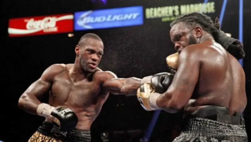 Деонтей Уайлдер сломал руку в победном бою с Бермейном Стиверном
