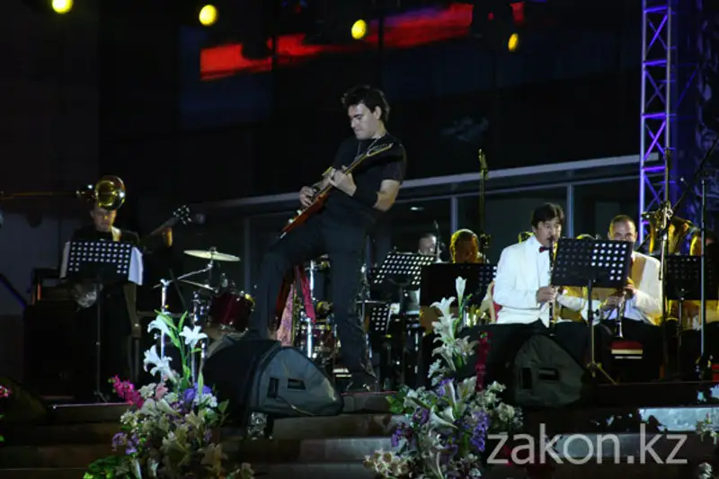 Парад оркестров в Алматы завершали классикой рока (фото), фото - Новости Zakon.kz от 10.09.2012 17:38