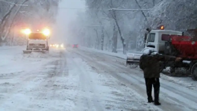 В Алматы 496 единиц спецтехники задействованы в уборке снега
