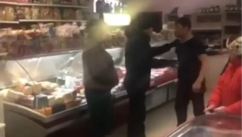 Не подходи – зарежу! Дебошир разнес магазин и попал на видео