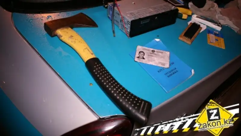 В Алматы мужчина с топором обворовывал автомобили