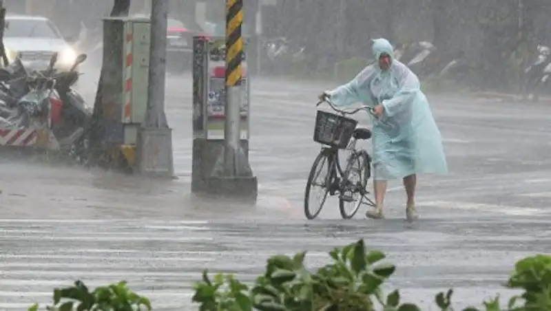 Полмиллиона человек эвакуировали в Китае из-за тайфуна "Сарика"