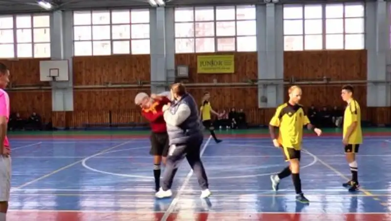 Тренер избил судью во время матча за красную карточку