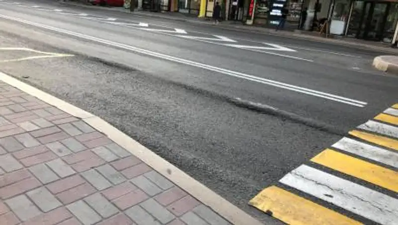 Дыры в асфальте на дорогах Алматы: Кто виноват и что делать