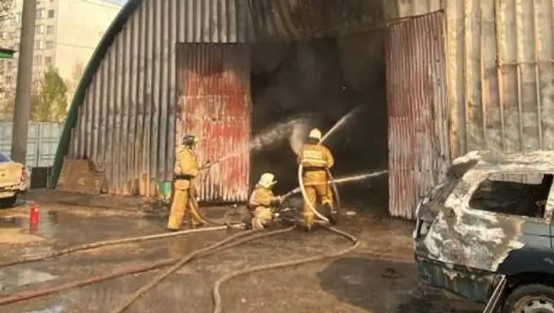 Около 10 машин сгорело в ангаре в Алматы