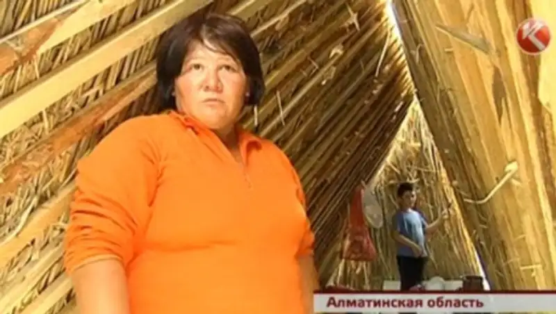 Мать-одиночка из Алматинской области построила хижину прямо на улице