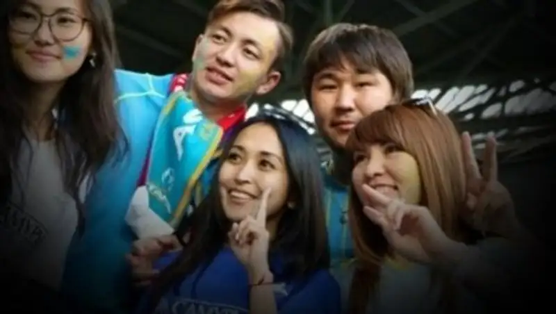 Болельщица «Астаны» удивила команду графическими портретами