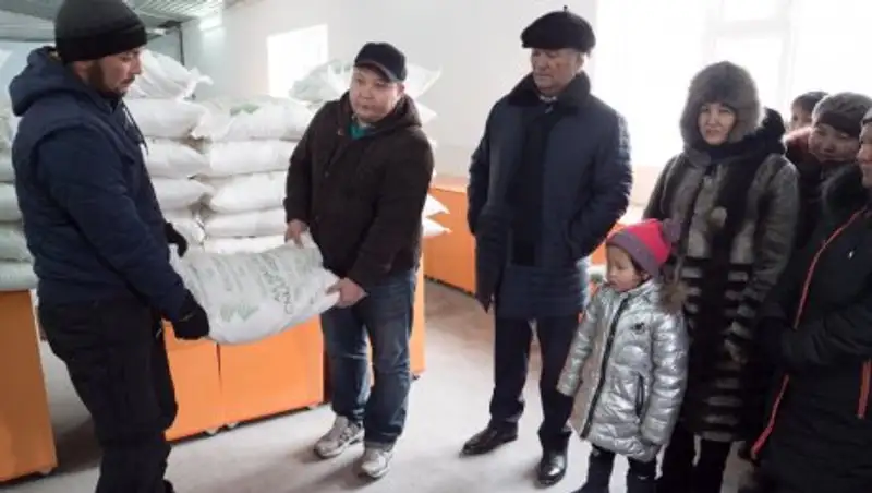 В Алматинской области раздали нуждающимся тонну сахара
