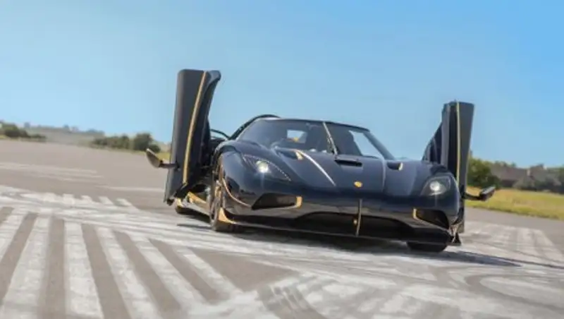 Суперкар Koenigsegg Agera RS отделали золотом
