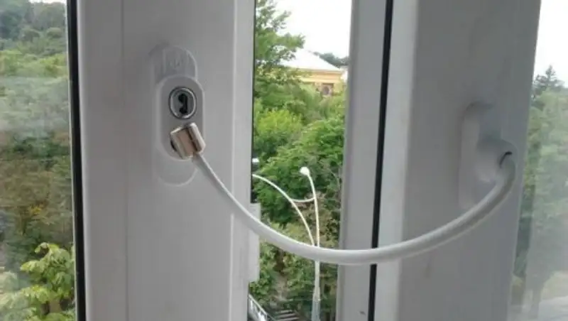 2-летний ребенок выпал из окна с пятого этажа в Астане