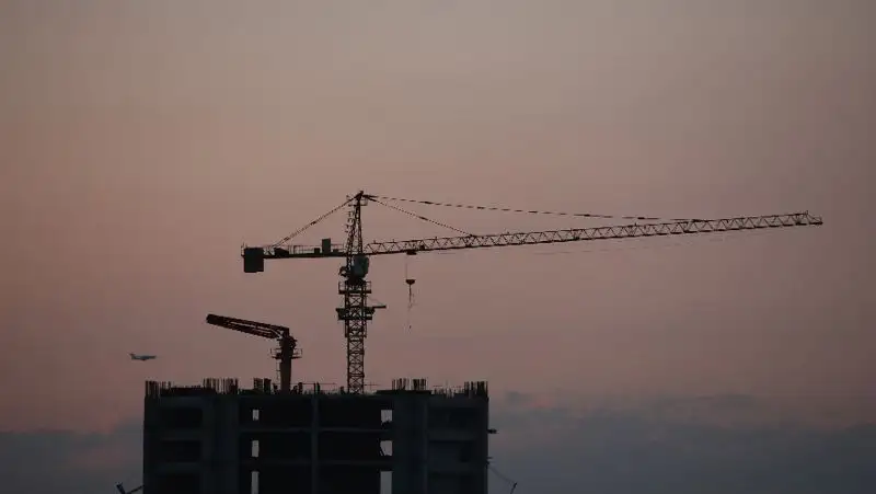 На стройке в Нур-Султане загорелся башенный кран