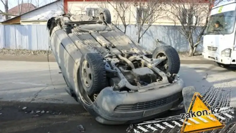 В Алматы скрывшийся виновник серьезного ДТП "сдался" полиции из-за забытого номера машины