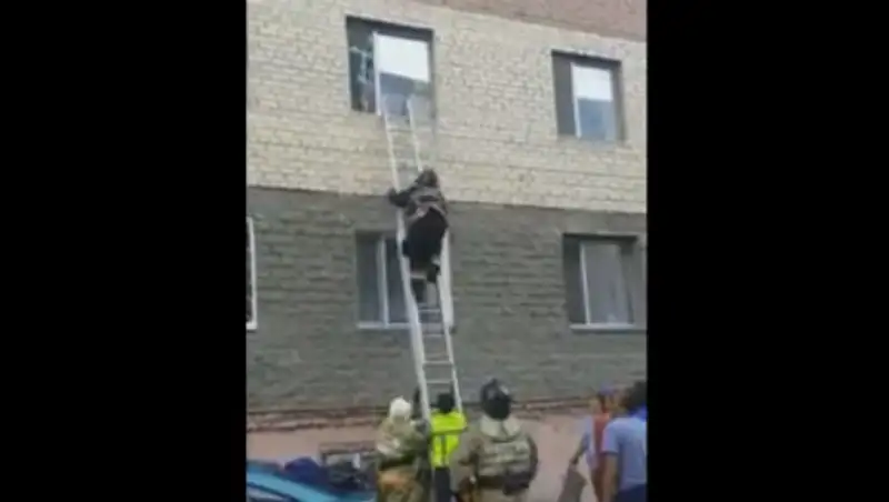Как спасали едва не выпавшую из окна маленькую астанчанку