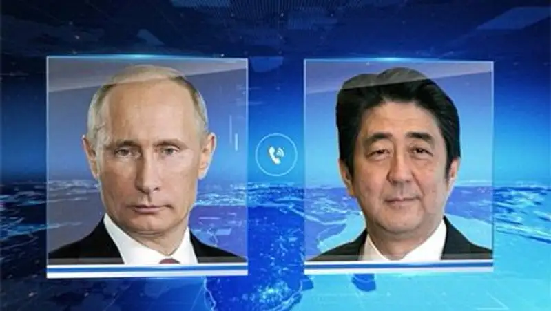 Набор для рыбалки и чайный сервиз: Путин и Абэ обменялись подарками