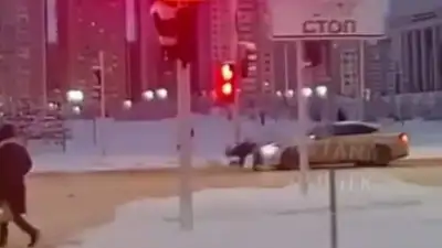 В Астане сбитая машиной девушка встала и бросилась бежать с места ДТП, фото - Новости Zakon.kz от 06.01.2023 22:36
