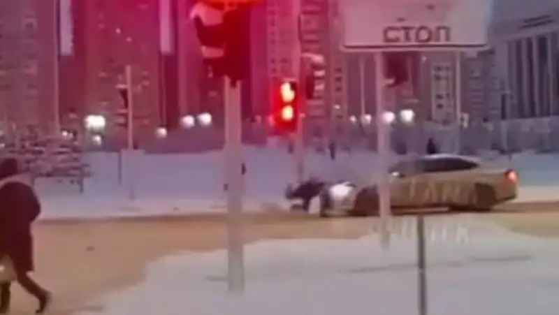 В Астане сбитая машиной девушка встала и бросилась бежать с места ДТП