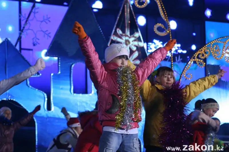 В Алматы зажгли главную новогоднюю ёлку (фото), фото - Новости Zakon.kz от 01.12.2011 02:06