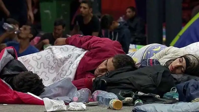 Беженцы спят, стирают и даже рожают детей на улицах европейских городов