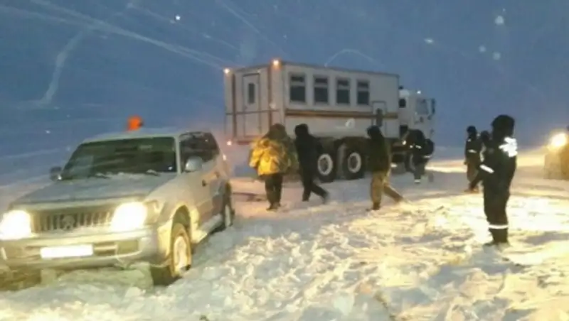 Четыре человека оказались в снежном плену в Байдибекском районе ЮКО