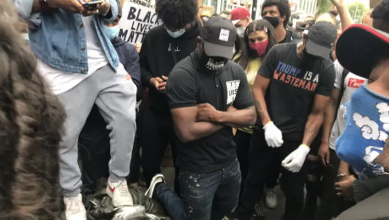 В Британии толпа снесла памятник работорговцу Эдварду Кольстону