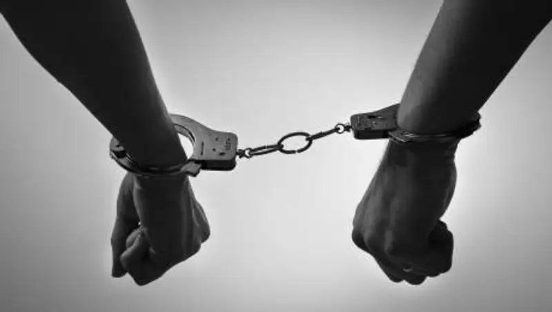 Побег пьяного судоисполнителя от полицейских попал на видео в Уральске