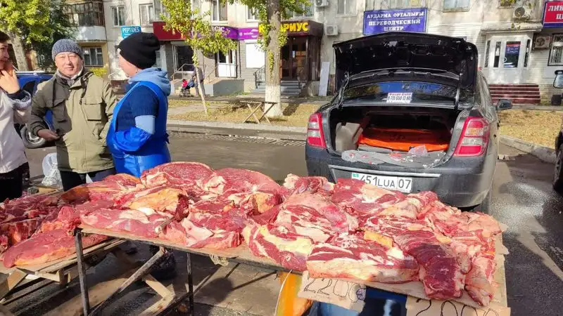 Мясо на сельхозярмарке в Уральске в октябре, фото - Новости Zakon.kz от 16.10.2023 16:55