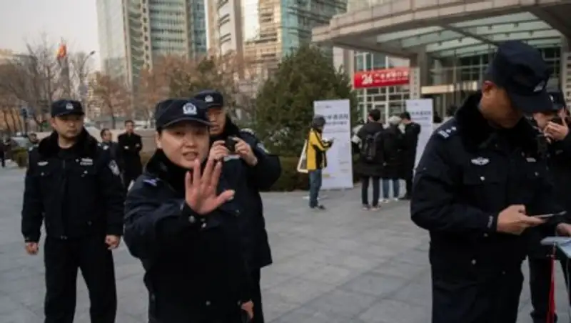 Мужчина с молотком напал на школьников в Китае