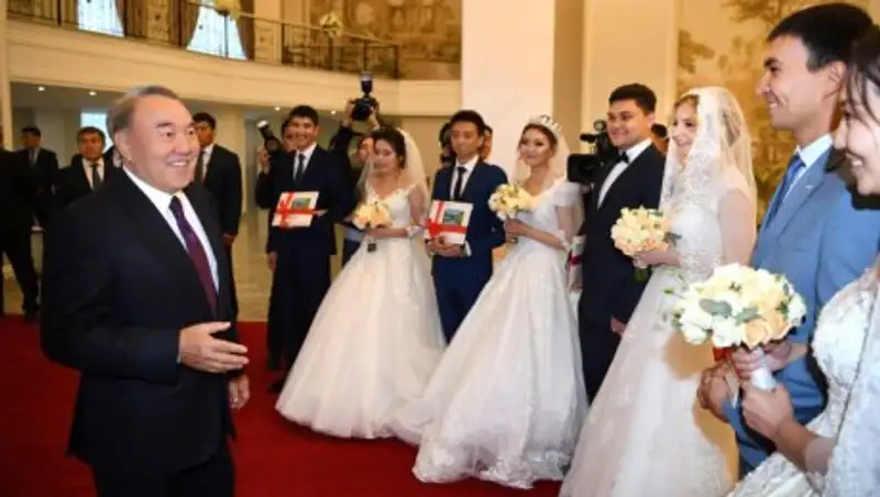 Сразу несколько пар молодоженов поздравил Нурсултан Назарбаев