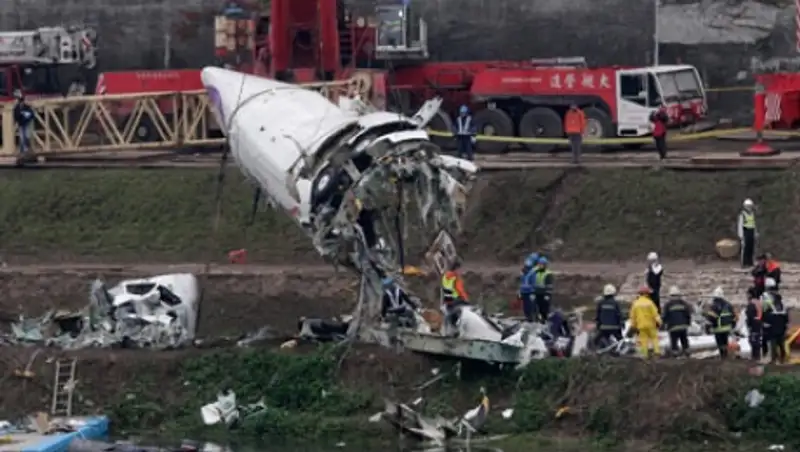 Авиаэксперты сообщили об отказе двигателей разбившегося на Тайване самолета