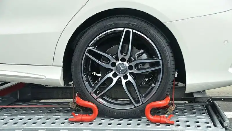 Мужчина вызвал эвакуатор и угнал машину в Нур-Султане