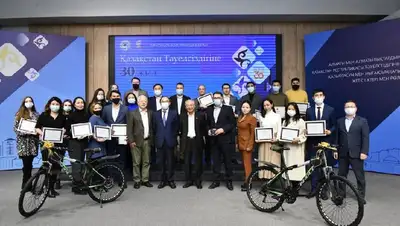 награждение, журналисты, фото - Новости Zakon.kz от 04.12.2021 15:25